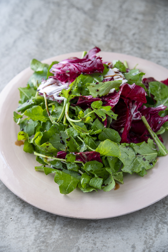 盛り付けるのが楽しくなる！「サラダ」が似合う器と便利な道具キナリノ