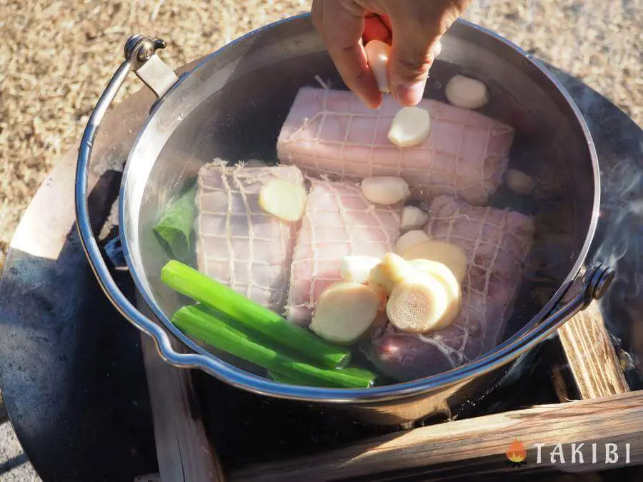 安くておいしい「豚バラ」はキャンプの万能食材！パパママ絶賛の七変化レシピCAMP HACK キャンプハック