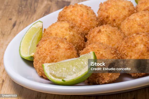 JICAのポートテラスカフェでフェジョン・トロペイロというブラジル料理。ソーセージや豆などを煮込んだミナスジェライス州の郷土料理らしい。ポートテラスカフェ ブラジル料理 フェジョントロペイロ エスニック料理 jica横浜 カフェ レストラン 新港 みなとみらい 馬車