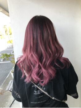 カラー グラデーション +ウルトワトリートメント2h¥19000〜1cm根本プリンの状態から根本3cmをグレーアッシュでグラデーション にして毛先はホワイトカラー！ 今後ブリーチしないで徐々に伸ばしていく方にオススメです！ 根元は暗く入れますがアッシュで暗くするので