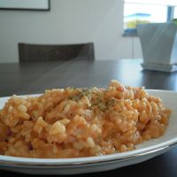 ホットクックでトマトリゾット作りました♪ 材料 5人分お米1.5合 玉ねぎ 人参 半分 しめじ１袋 ソーセージ5本 コンソメ小さじ1.5世界の畑の ケチャップ100㌘ クレイジーソルトふる 水680ml 内鍋に入れて混ぜる 混ぜ技有 52番トマトリゾットコースで 20分 チーズと