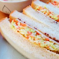 9.23 キャベツとハムのホットサンド。 オリーブオイル熱したフライパンで ハム、キャベツを炒めて塩胡椒、粒マスタード。ラストにチーズを加えて溶けたらパンに乗せサンド。 フライパンにバターを熱して両面焼き付けたら出来上がり♡ ちなみに ロイヤルブレッド8枚切りで