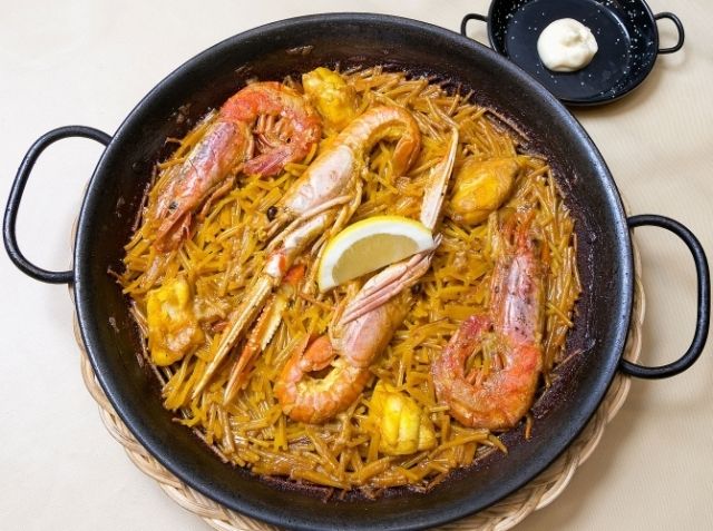 フライパンひとつで おかずも兼ねた華やかごはん「フライパンパエリア」レシピ ぐっち夫婦おいしいLEEレシピLEE