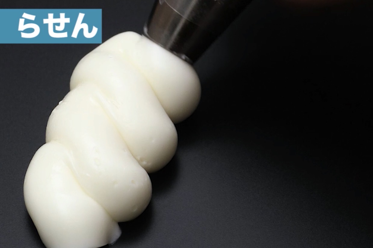 口金別！生クリームの絞り方クリームを絞る時に使用する口金。 たくさんの種類があって迷いますね今回は口金別にどんな絞り方ができるのか＆絞り方のコツを紹介します。————————————— ▷お買い物はこちらから@pastreet_official—————————————天満紙器temmashiki