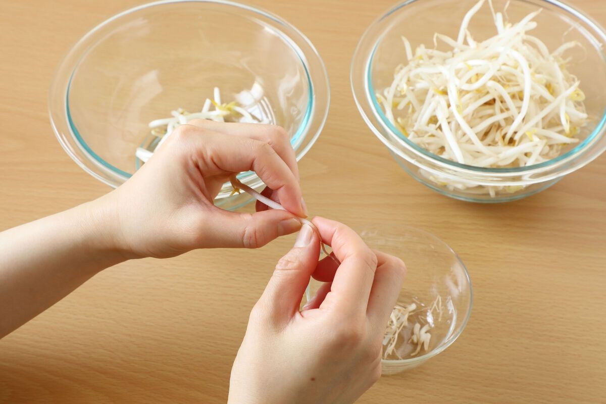 もやしのひげ根の取り方 - 顔が見える食品