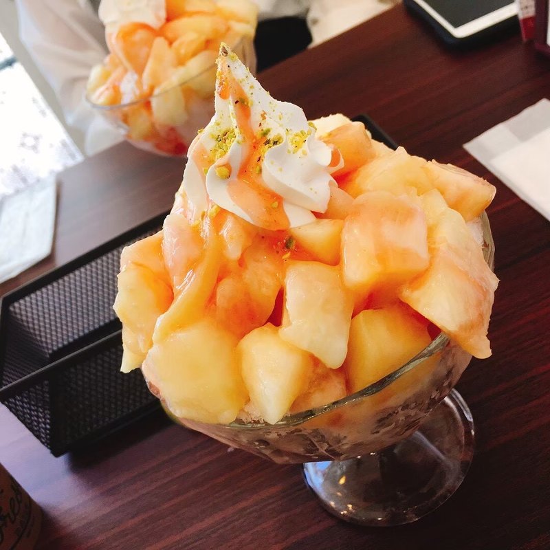 大阪 京橋にあるトルクーヘン さん @patisserietorkuchen 毎年食べてる トルクーヘンさんの 大玉桃パフェ🍑『特撰PRATINUM』 桃3.5個今年もとうとう始まりました🍑 日曜日9時からの 予約シートに名前を書くのに8時15分に行ってなんとか3組目😅 ツヤッツヤの大玉の