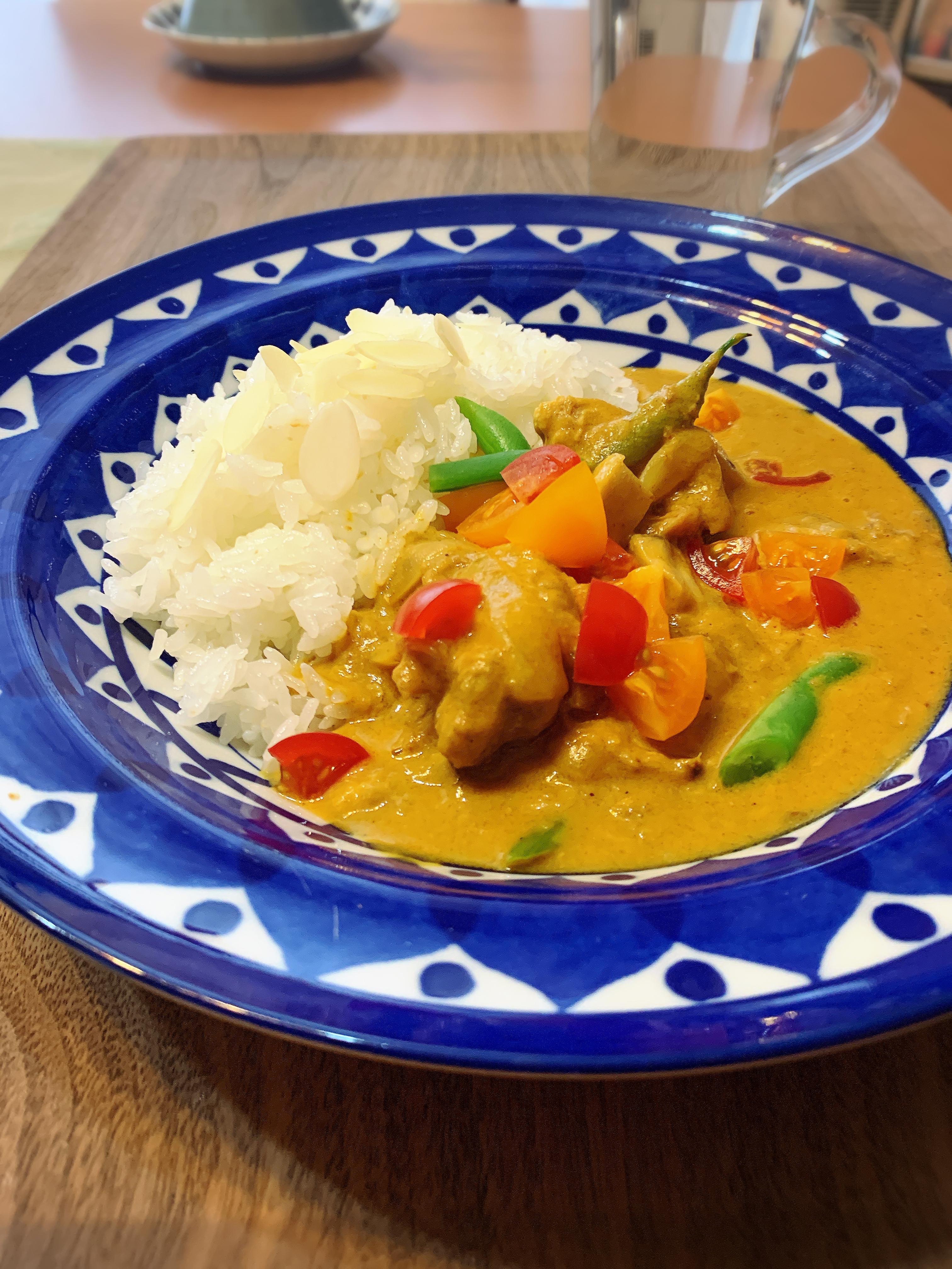 SKIPPY® Brandスキッピー®公式素材の味を生かす！絶品カレー隠し味 は、SKIPPY® ピーナッツバター!? 仕上げに ピーナッツバターを入れることで、 素材の甘みやコクが増した絶品カレーに 🥜 ほんのりと感じるピーナッツバターの味がたまりません❤ ＝＝ 2人分