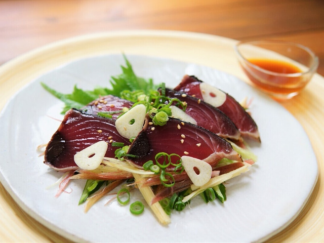 薬味たっぷり〜鰹のたたき