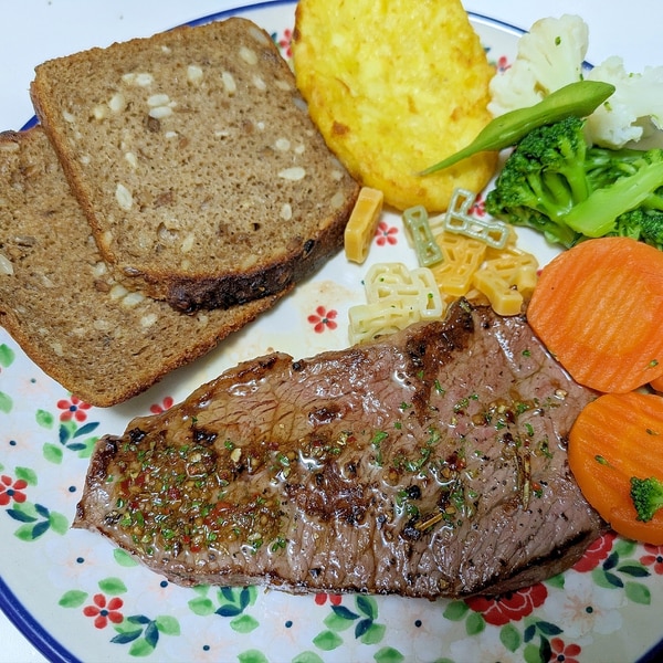 ビストロ以上、レストラン未満「前芝料理店」のカタマリで焼く肉料理 - 料理王国