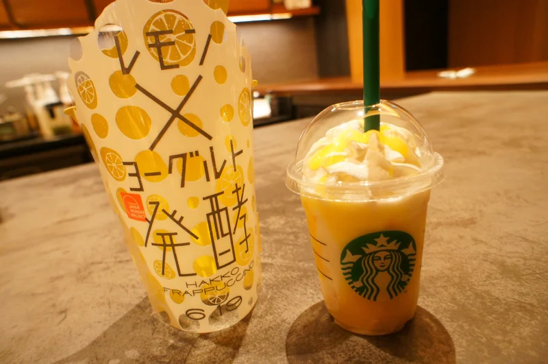 スターバックス「レモン ヨーグルト 発酵フラペチーノ」ヨーグルト×チーズ×甘酒の爽やかな新作ドリンク - ファッションプレス