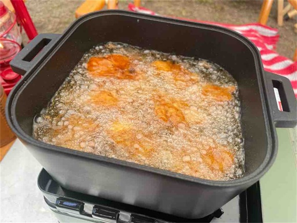 @gotoumakiko←ワクワクする, キャンプ情報発信中!,ごまきキャンプ飯, 暑すぎて食欲でない !,そんな時でもサクッと食べられる簡単レシピを紹介🍳, 夏もキャンプを楽しもう⛺️, ⛺️,美味しそうと思ったらコメント欄に, 「😋」マークしてね!, \ナスのカラッと唐揚げ , ・ナス 大2本, ・にんにくチューブ2cm, ・だしの素 大さじ1,