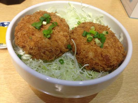 痺れ！麻婆メンチカツ丼 : 竜泉寺の湯 草加谷塚店 草加市 のサウナ飯 - サウナイキタイ