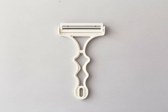 ダイソーVSセリア 100均千切り＆キャベツピーラー対決 ふわふわ食感の千切りキャベツができるのはどっち？マネーの達人