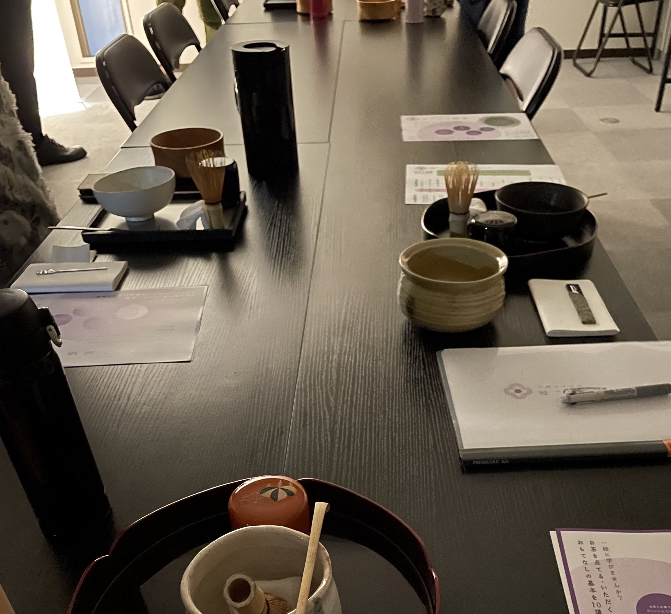 茶道資料館 ちゃどうしりょうかん立礼式のお茶席でお抹茶を一服。お茶碗やお菓子に秘められた展覧会との関係とは？！デジスタイル京都京都のイベント、観光、グルメ、お出かけスポットなどの情報満載 “京都を楽しむプロ”がおすすめするいろんな情報満載サイト