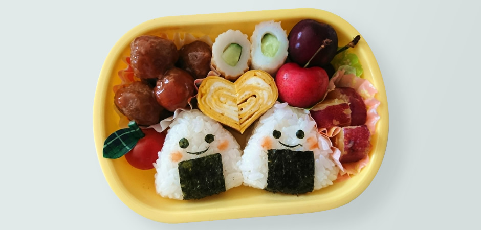 ☆幼稚園弁当☆ おはようございます☀ こちら先週の金曜日のお弁当です💡 ミニアメリカンドックのトナカイ弁当🦌💕 ソーセージを3つに切って、ホット ケーキミックスにくぐらせて揚げたらアメリカンドッグのできあがり✨ さけるチーズとソーセージの2種類を作りました