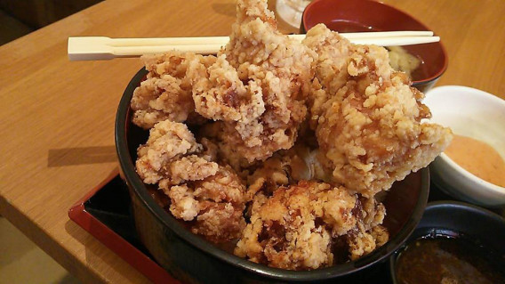 赤坂見附 1,100円で唐揚げ大盛り＆食べ放題ランチ「唐揚げ一筋」