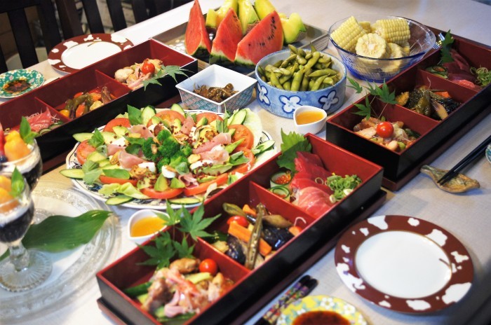 九州のおもてなし料理 大皿料理□取り分け小鉢「九州根菜と若鶏のがめ煮」や「福岡の摘みたて青菜と明太子のお浸し」など九州の郷土料理を九州直送の素材を使っています。 - Photo de Katete, Chiyoda -Tripadvisor