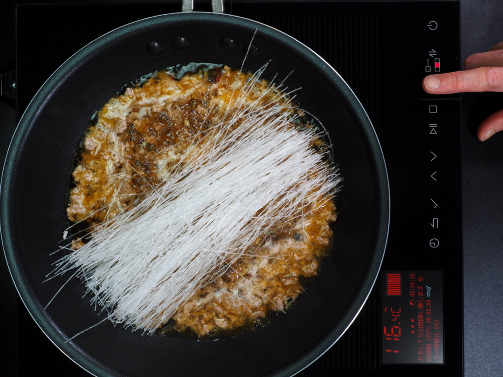 フライパンやレンジでも。春雨の正しい戻し方と注意点をおさらい - macaroni