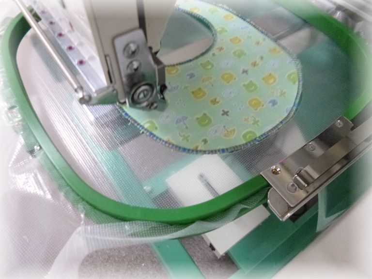 製作時間1時間40分 初心者さんでも作れる!かわいいフリル付きまんまるスタイの作り方 刺繍スタイ- 縫いナビ 生地のマルイシ