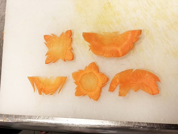 にんじんの飾り切り「ねじり梅」toiro note 〜トイロノート〜 家族が笑顔になる、いつものごはんを彩るレシピサイト