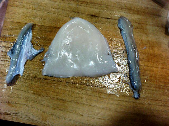 お造り4種盛り ヤリイカの刺身盛り 飾り包丁、いかそうめん、エンペラの部分、様々ないただき方があり、どれも食感が異なり、とても美味しいです。お酒のおつまみにも最高です。 簡単に捌けますので、ぜひみなさんいろんな調理で楽しんでくださいね!工程・目と目