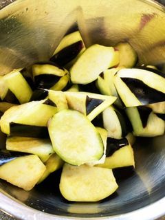 さらばギトギト！ナスの油吸いすぎを防いでしっとりトロトロヘルシーに - macaroni