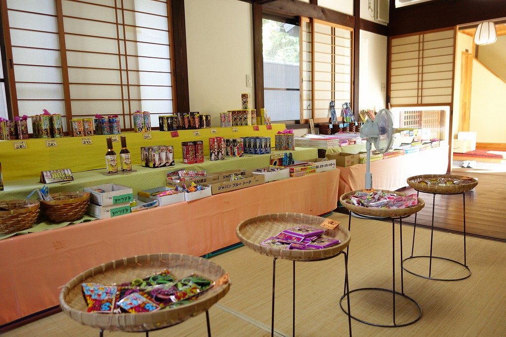 駄菓子屋感覚で花火をばら売り！大人も子どもも楽しめる花火専門店『みやび』 - しがトコ