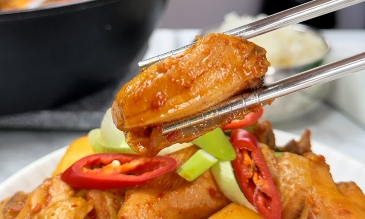 辛くない韓国風鍋！鶏とジャガイモがしみじみおいしいタッハンマリESSEonline エッセ オンライン