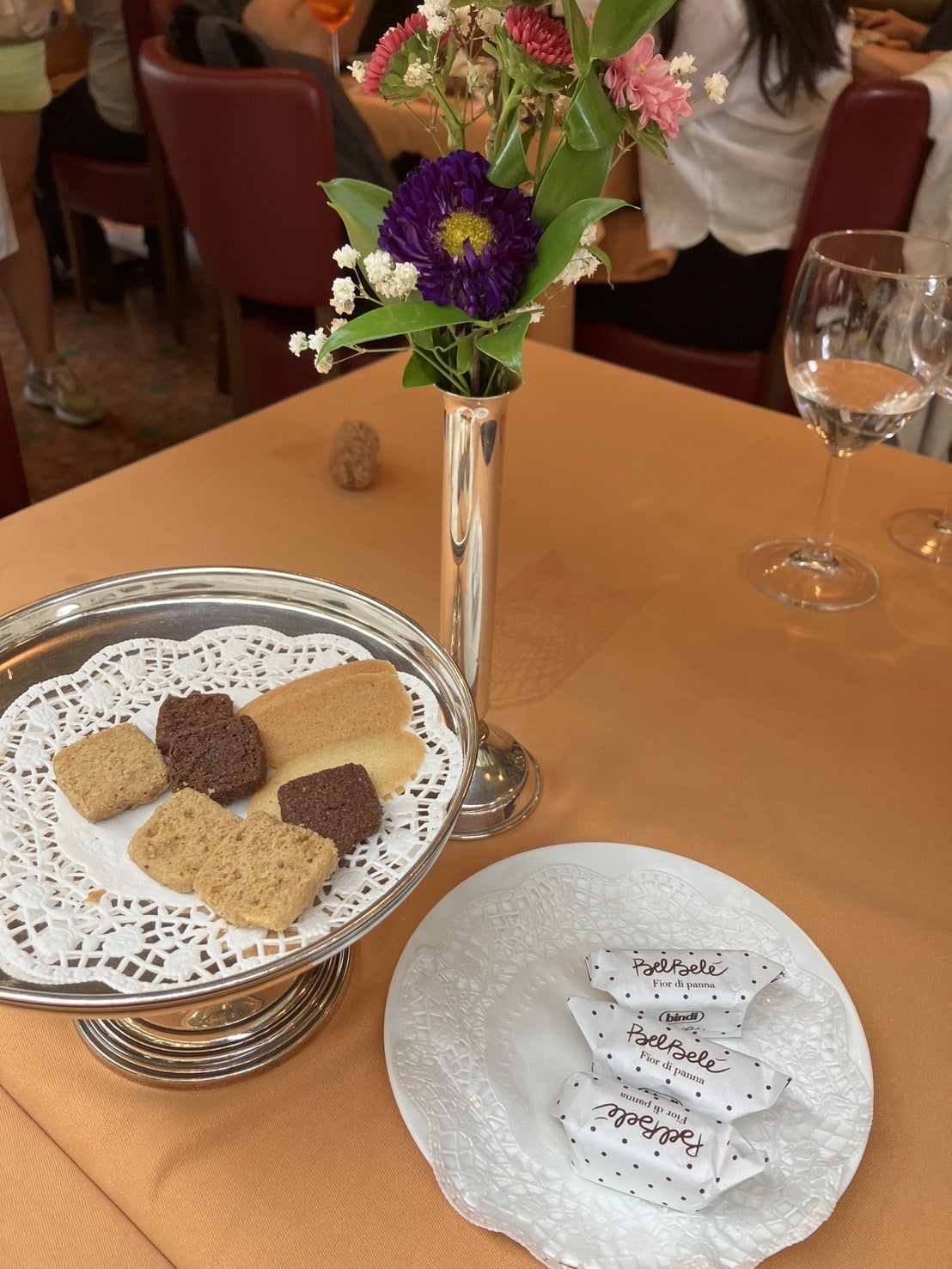 ミラノ滞在の朝カフェで絶対一回は行くガレリアのCRACCO ホテルもこのエリアが多くテラス席からの眺めが好きだから。向かいにマルケージがあります🤣コーヒーはLavazzaでちょっと苦手です。craccocraccoingalleriabombolonecafemilanoミラノ朝カフェ