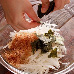 かつお節と海苔の大根サラダ