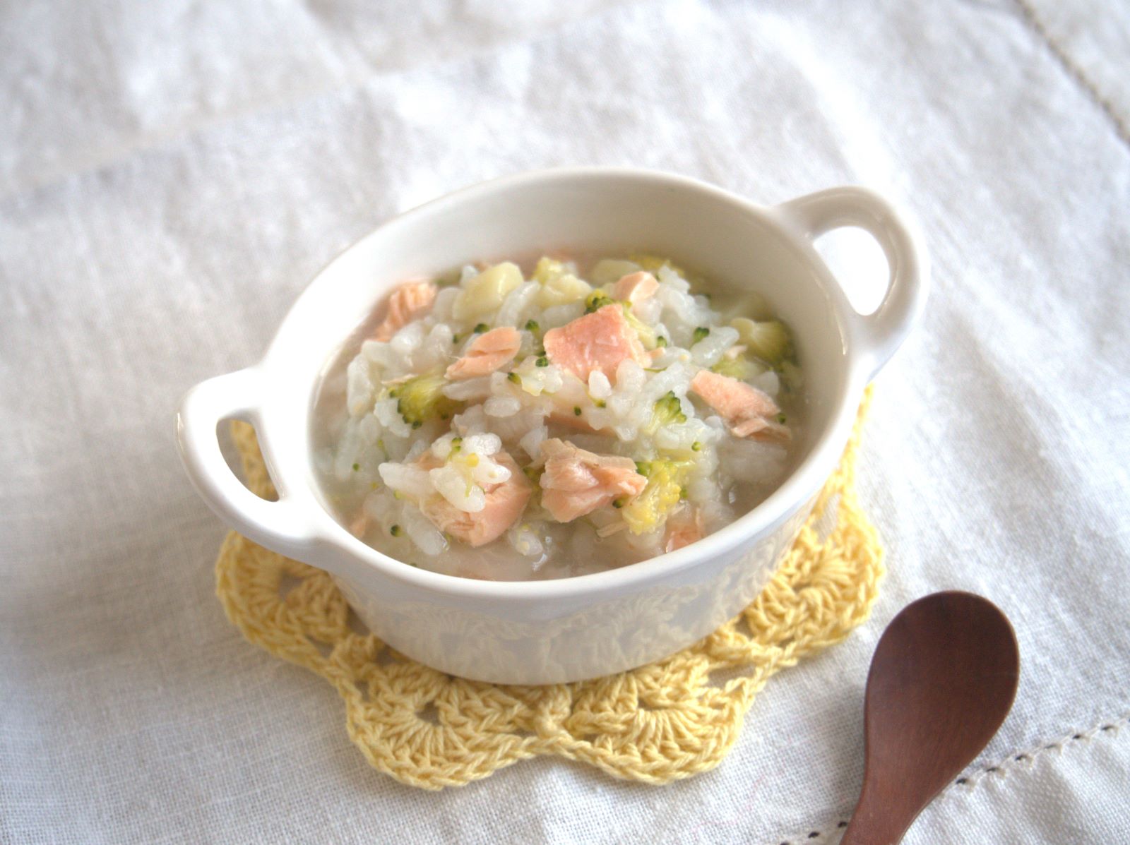 塩鮭の時のとりわけご飯です🍚 塩鮭はやっぱり塩分量が多いので、焼いた後にお湯をかけて若干塩抜きした後、メインでは出さずにご飯に混ぜてます 鮭ご飯→うま厚揚げ→うまうま✨ 胡麻和え→いらないですけど💢 スープ→もっとください という感じでした1歳児 1歳3ヶ月