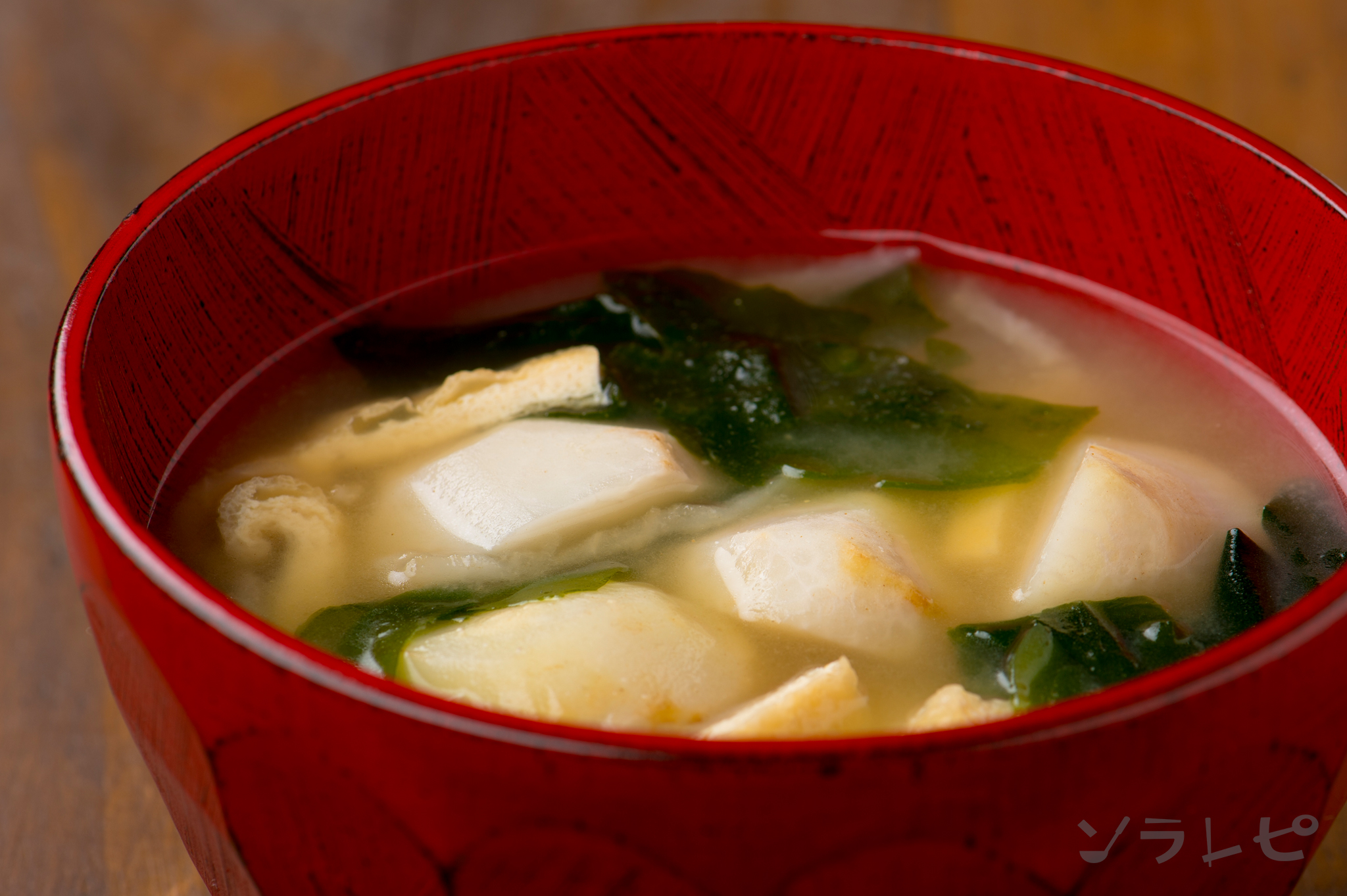 里芋と白菜 長ねぎのお味噌汁 ⁡ 里芋が美味しい季節になってきました♪ 一気に秋〜冬っぽい一杯です‼︎ ⁡ ◇材料 里芋2個、白菜2枚、長ねぎ 細 1本水600ml、削り節2〜3g お味噌大さじ2 約36g◇作り方手順 ①鍋に水とカットした長芋を入れ火にかけ 沸騰したら少し火を