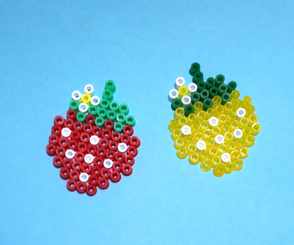 🍰🍫🍪 夏休みです。 アイロンビーズが捗ります。 ついに立体作品に手を出しました。 私ケーキの小物入れ🍰✨なかなかかわいんでないかーい？♡♡ いちごの断面もうまくいった🍓 現実で言えばクリームに 葉っぱの方から置くなよと思うけどちょっとグリーン入れたくて