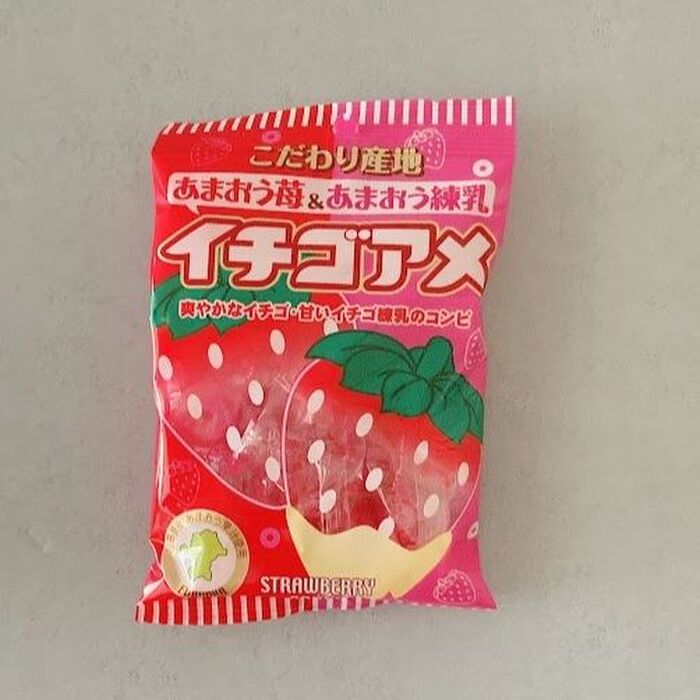 めっちゃ蛍光色!」 パインアメにUVライトを当てた結果が話題に その理由をメーカーに聞いたまいどなニュース