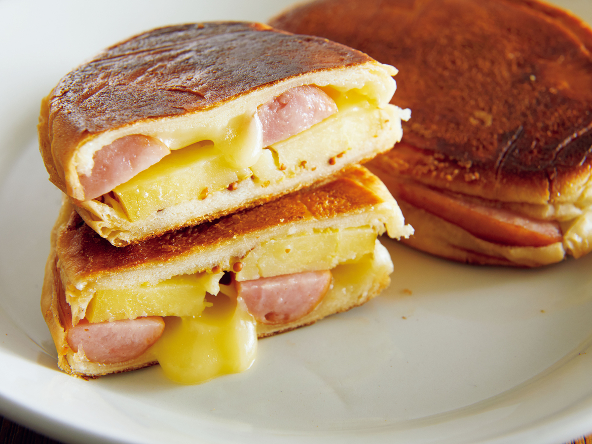 子どもも喜ぶ新定番！フライパンで作るロールパンホットサンドトモニテ