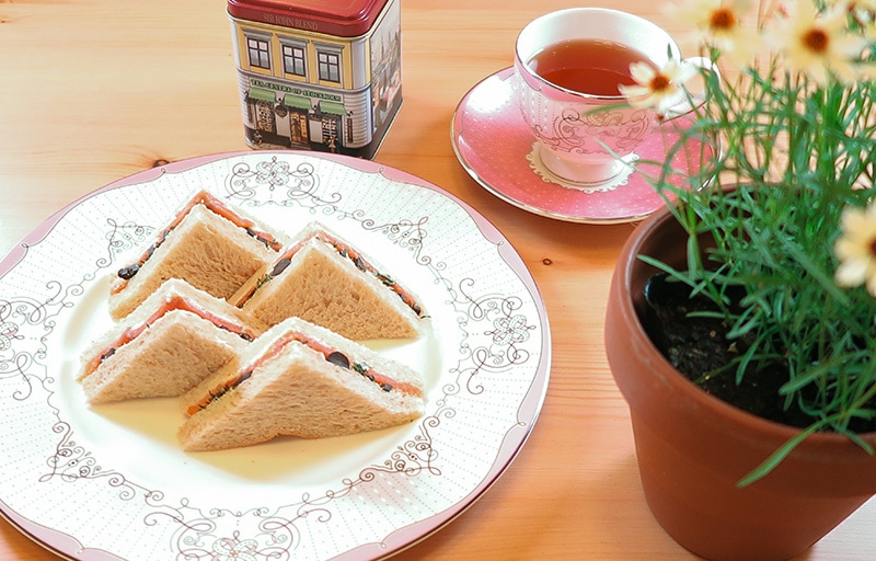 王道のティータイムサンドイッチ「きゅうりサンドとスモークサーモンサンド」北欧紅茶オフィシャルサイト