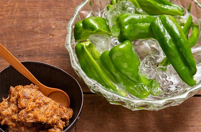 正直、焼くよりウマいです。パリパリピーマンと最高の肉みそで作る 生ピーマンの肉詰め- YouTube