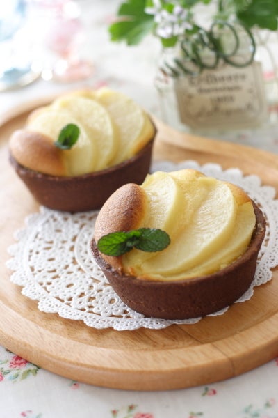 市販のタルト生地で作る、ジュワッと柿のミニタルト 渡辺友美子のコーヒーに合うお菓子のレシピ vol.22 〜レシピで旅するヨーロッパ〜フード&ドリンクカルチャー ＆ ライフFUDGE.jp