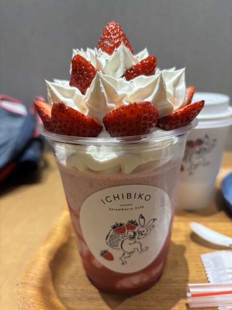 イクスピアリ 浦安市舞浜 1 階のザ・コートヤードにあるイチゴスイーツ専門店「ICHIBIKO いちびこ イクスピアリ店」が現在、夏限定でかき氷を提供している。詳しくは「浦安経済新聞」へ https:urayasu.keizai.biz浦安経済新聞浦安ニュース浦安市浦安舞浜