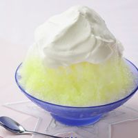 もう何度作ったかわからない夏になると作らずにはいられない美味しさの カルピスかき氷 かき氷機なしで簡単。コンビニで買える材料だけでこの味は嬉しい。今年もせっせと仕込む。レシピは説明欄へ