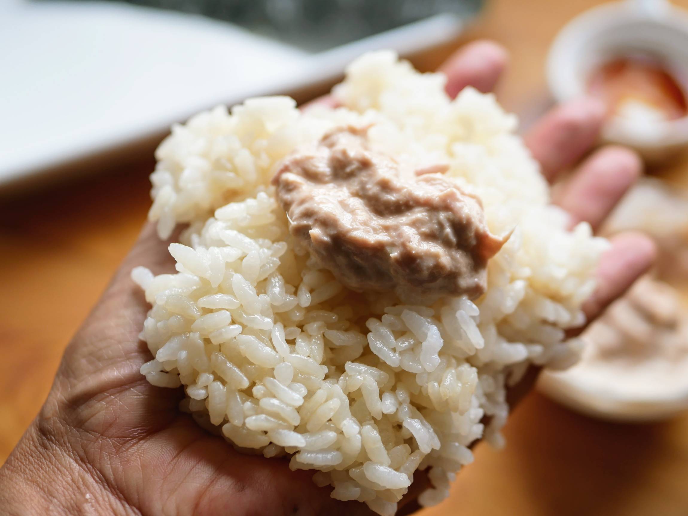 詳しいレシピはこちらに↓ ⁡ ⁡@ig.o.styk⁡ ⁡ ３万人が保存したコンビニ再現レシピ 和風ツナマヨおにぎり🍙 ⁡ どこの コンビニかわかる人🙋🏻‍♀️ ?⁡ 和風醤油ダレのごはんにたっぷりのツナマヨ 夫も子ども達も「これ明日の朝も作って」と 大絶賛！朝ごはん