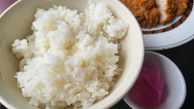 とんかつ「かつ喜」。～ご飯、キャベツ、しじみ汁が お代わり自由です！ぐるぐる