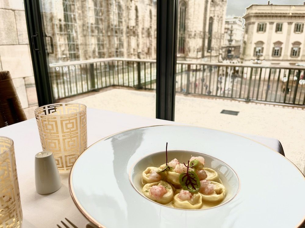 🇮🇹Milano ミラノのガレリア✨ ディズニーのワールドバザールのモデルになったところ🏰 めちゃくちゃかっこいい左に写ってるのはPRADAの本店👜 ヨーロッパの建築、好きすぎる😫💞 これでドイツ&イタリア旅は一区切りかなー！好きがいっぱいの旅行、楽しかったなぁぁ