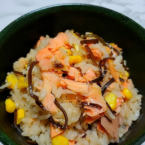 子どもが喜ぶ☆鮭とコーンのバターご飯