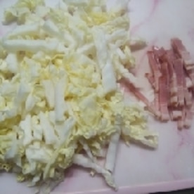 さや 料理家 簡単時短レシピ 作りおき今回ご紹介するレシピは白菜とウインナーを使ったシンプルであと引く味のチーズ焼きです。旨味がたっぷりで驚くほど甘いのでペロリと食べられます。 白菜の大量消費にもなるので是非作ってみてください。材料 2人分白菜