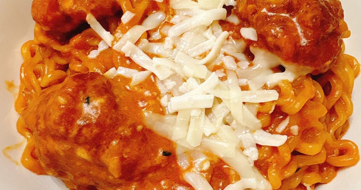 レシピ付 15分で食卓の1品！ブルダックアレンジレシピ🧑‍🍳 『クリームカルボブルダックドリア』 ごはん×麺の満腹レシピ！こんがり焼けたチーズの香りとブルダックの旨味が相性抜群✨ 辛さが苦手な方も挑戦しやすく、家族やお友達と一緒にお召し上がりいただける1品です