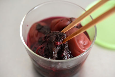 赤紫蘇の塩漬けのレシピ - 榎本美沙のレシピサイト「ふたりごはん」発酵食品、季節料理のレシピ