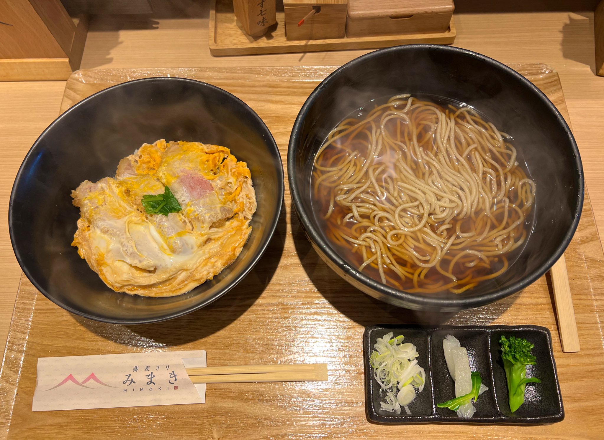 カツ丼発祥の地」は甲府? カツライスそのまま丼に - 日本経済新聞