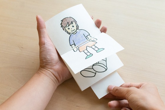 👈️他の投稿を見る 『びっくり！うれしい！パタパタカード』 メッセージが変わる！🎉 もらって嬉しいサプライズカード作ってみませんか？ 材料◻100均 色画用紙 セミB5◻カッター ◻のり ◻ペン、クレヨンなど 作り方 ①色紙を正方形にする ②半分に折って、縦横４