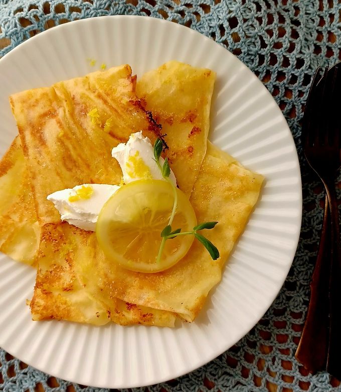 春巻きの皮でクレープ作りをしました😃 前に📺すイエんサーでやっていたレシピで、牛乳＋砂糖＋卵の液に春巻きの皮を数秒間浸してフライパン で焼けば、あら不思議。クレープの皮の出来上がり😁 あとは生クリームや果物を置いて包めばクレープの完成👌 チョコバナナは最強